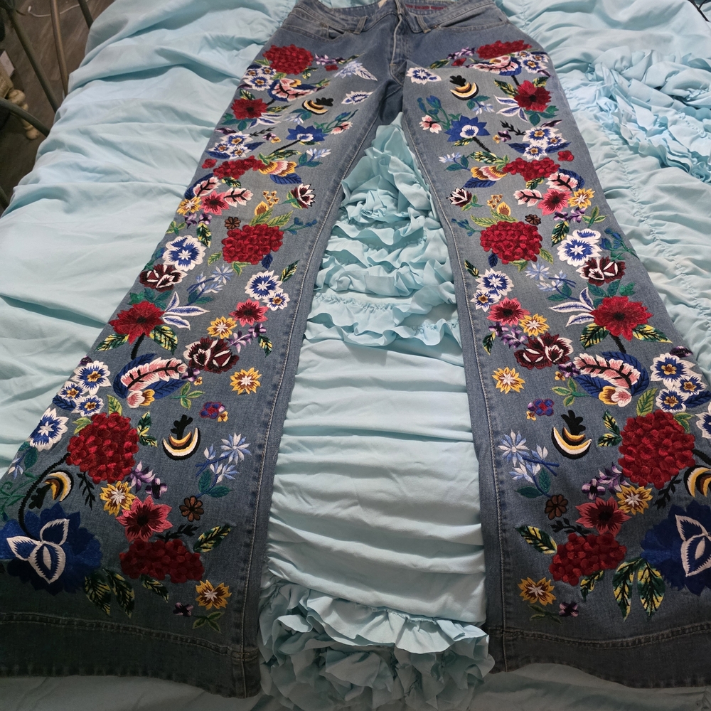 Alice + Olivia Light Blue Denim Skinny Jeans with Blue Floral Embroidery - Picture 2 of 9